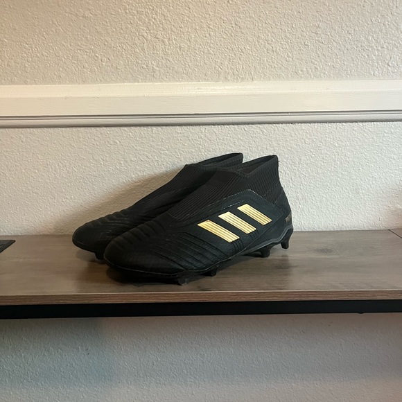 Adidas Predator US Men’s 9 - Picture 2 of 2